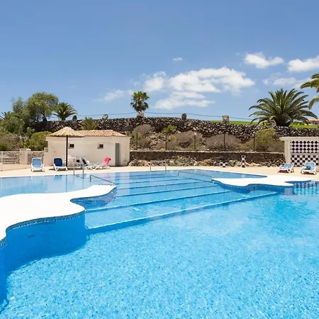 Luxury Seaside Retreat *