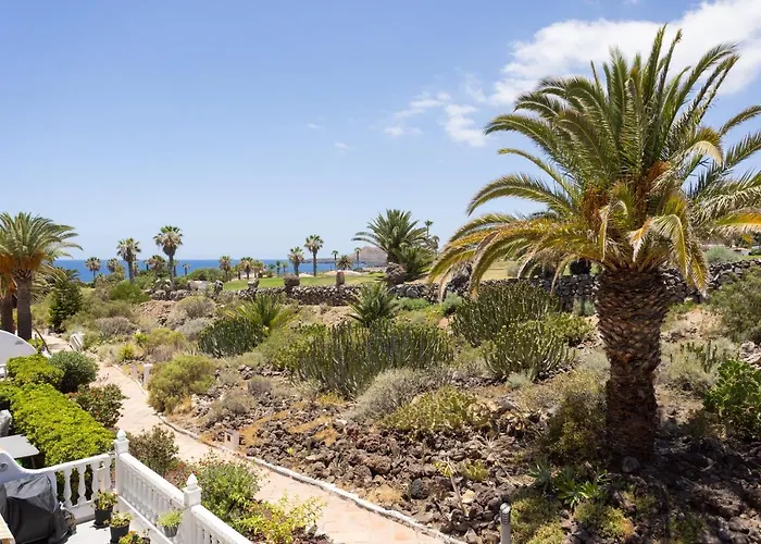 Luxury Seaside Retreat Апартаменты *