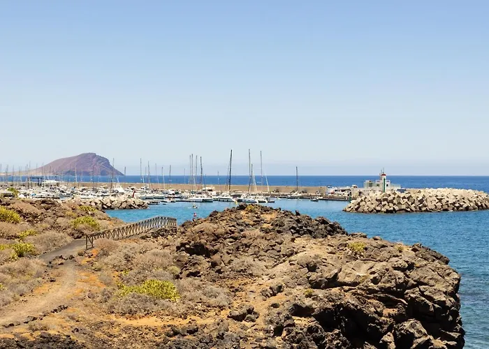 Luxury Seaside Retreat *